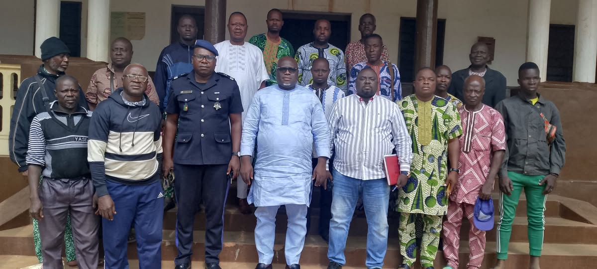 SÉANCE DE TRAVAIL ENTRE LE MAIRE MAXIME ALLOSSOGBÉ, LES CHEFS D'ARRONDISSEMENTS, LES CHEFS VILLAGES FRONTALIERS LA POLICE RÉPUBLICAINE ET LE REPRÉSENTANT DE L'ENTREPRISE PRESTATRICE TIME AND RÉSILIENT